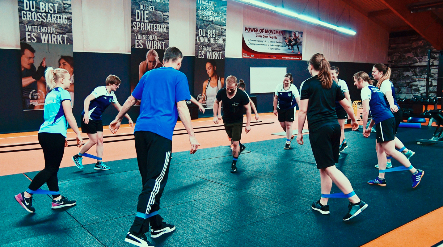 behind:the:scenes:it's:your:stage:start:play:repeat - SV Bavaria Waischenfeld die Frauenfußballmannschaft beim Cross Gym Trainin mit Bastian Lumpp in der Sportwelt Pegnitz